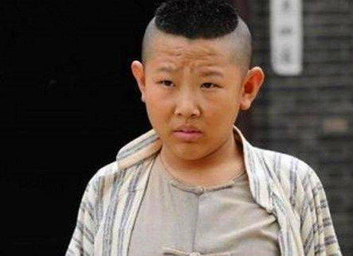 ky开元_
他18岁开始演戏 今34岁还在演小孩 与妻子同框看着像母子(图1)