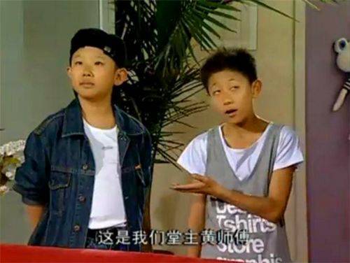 ky开元_
他18岁开始演戏 今34岁还在演小孩 与妻子同框看着像母子(图2)