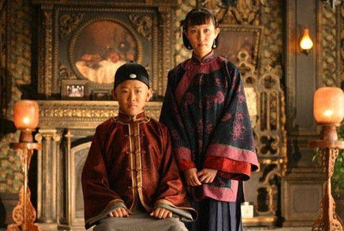 ky开元_
他18岁开始演戏 今34岁还在演小孩 与妻子同框看着像母子(图4)